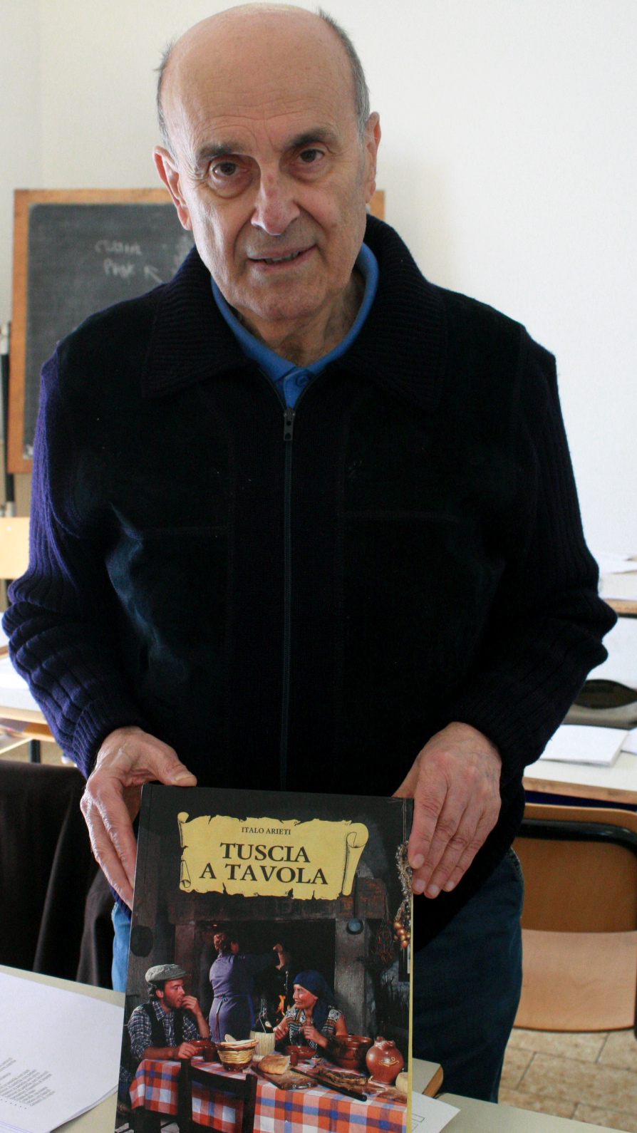Italo Arieti con la sua pubblicazione "Tuscia a Tavola".