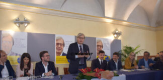 Vittorio Sgarbi, candidato sindaco di Sutri, per un Rinascimento di tutta la Tuscia Vittorio Sgarbi candidato sindaco di Sutri, alla presentazione della sua lista "Rinascimento".