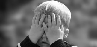 Bambino lasciato senza regalo a scuola dalle maestre perchè “cattivo” scuola