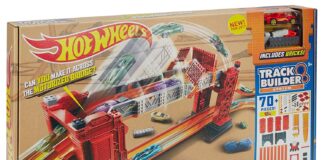 Il ministro Toninelli ed il nuovo ponte di Genova con i bambini che giocano Ponte Hot Wheels Ministro Toninelli