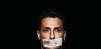 Il libro di Fabrizio Corona nella top ten Fabrizio Corona nella copertina del suo ultimo libro