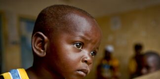 Maestro umilia alunno nero davanti ai compagni Bambino nero scuola