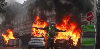 Gilet Gialli, ancora scontri: incendiato un palazzo e 11 feriti Gilet gialli