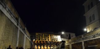 ROMA, movimento anonimo blitz a Colosseo per dire: “BYE BYE RAGGI” l’11 maggio Bye Bye Raggi