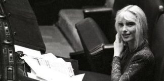 Cicciolina in povertà, vende all’asta i suoi beni più “preziosi” Ilona_Staller_in_parlamento