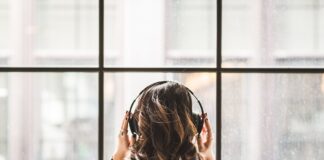 Con le cuffie, non sente arrivare il treno e viene uccisa con auricolari travolta dal treno