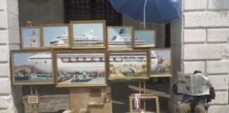 Banksy spiazza tutti a Venezia, contro la Biennale e l’inquinamento Banksy espone a Piazza San Marco, allontanato dalla polizia municipale