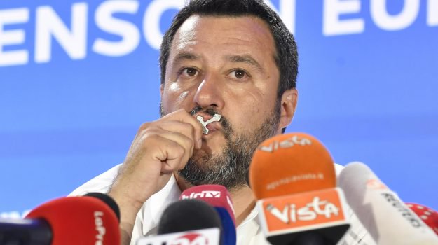 Salvini e il crocefisso