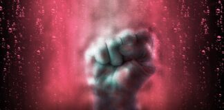 Lui la denuncia per stalking, lei gli tira l’acido in faccia stalking