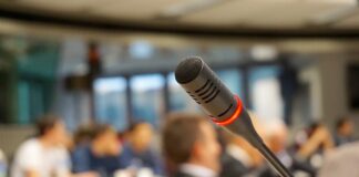 Conferenza sulle libertà di espressione e contro l’alterazione della realtà microfono