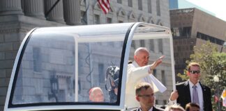 Il Papa è un eretico? I teologi lo accusano. Lui risponde tacendo Papa Francesco