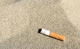 In spiaggia senza sigarette né bicchieri di plastica No smoking sulle spiagge