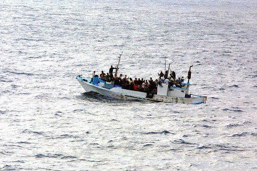 barcone con a bordo fuggitivi da guerre, fame, persecuzioni