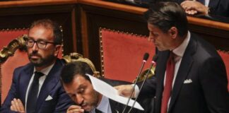 Chi si contenta, gode! Salvini bacia il rosario durante intervento Conte