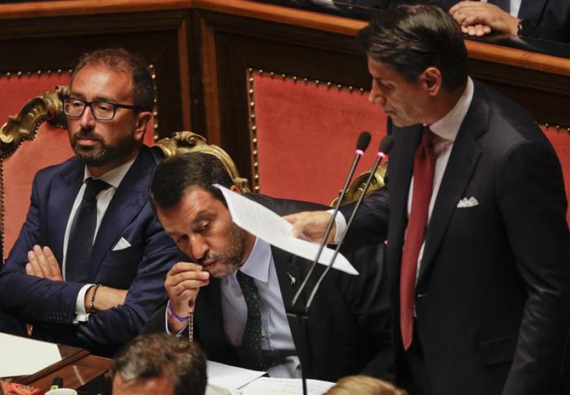 Salvini bacia il rosario durante intervento Conte