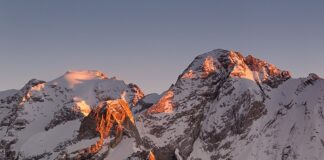 Enorme blocco di ghiaccio si stacca dal ghiacciaio della Marmolada: sei morti marmolada vetta