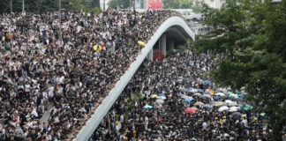 I contestatori in pericolo, ora la polizia comunista comincia a sparare Hong Kong manifestazioni e proteste