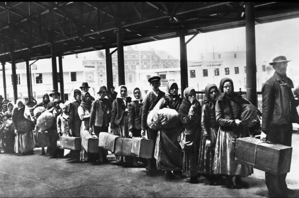 Migranti-a-Ellis-Island-1892