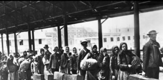 “Mamma mia dammi cento lire che in America voglio andar”. Storia dell’emigrazione italiana Migranti-a-Ellis-Island-1892