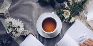 La forza salvifica della lettura caffè tazzina