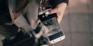 A 12 anni si fa un selfie nuda per un suo compagno di classe e lui lo pubblica sui social A 12 anni si fa un selfie nuda per un suo compagno di classe e lui lo pubblica sui social