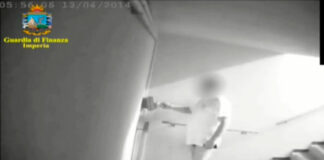 Assolto il vigile di Sanremo che timbrava in mutande Vigile timbra cartellino in mutande: assolto.