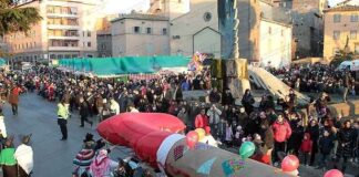 A Viterbo la calza della Befana più lunga del mondo A Viterbo la calza della Befana più lunga del mondo