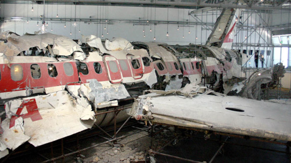 I resti dell'aereo Itavia ricostruito in un hangar