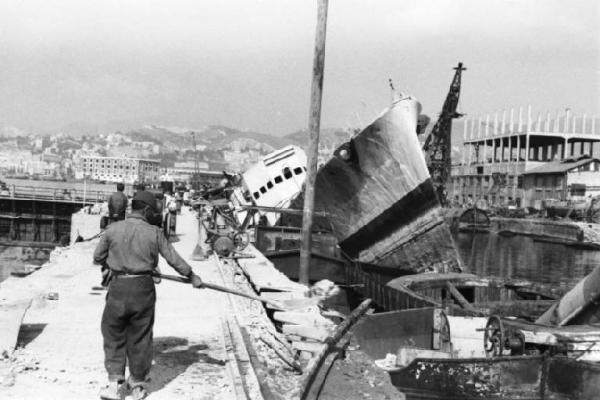 Ricostruzione_del_porto_di_Genova_1945