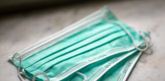 Uno spot italiano per la campagna “Indossa la mascherina” di New York mascherina