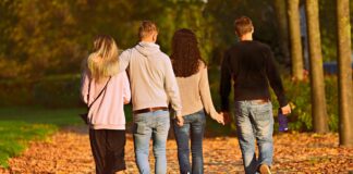 Normalità? amici che passeggiano