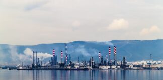 Il virus e’ un altro rischio mortale all’ombra delle ciminiere raffineria impianti petroliferi