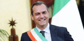 Una passerella per il sindaco di Napoli Luigi De Magistris