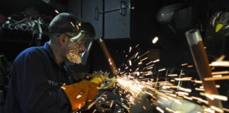 Il rilancio del Sud passa per il costo del lavoro: abbassarlo rispetto al Nord Operaio al lavoro