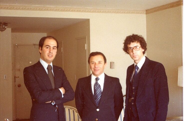 l’autore (a destra) con Roberto I. Marinho (a sinistra) ed il vice presidente di TV Globo, Joe Wallach (al centro) nel 1980.