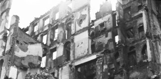 “Ma noi ricostruiremo” – La mostra milanese sulla ricostruzione dopo la guerra Mostra "Ma noi ricostruiremo" - Foto del manifesto - Edifici sventrati dagli ordini tra vi Lecco e via San Gregorio