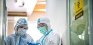 Covid, c’è rischio di totalitarismo sanitario. Spunti da una storia personale Operatori sanitari nei test anticovid