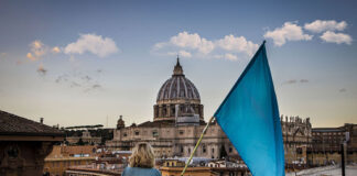 CINEMA: Dio salvi la Regina – di Andrés Arce Maldonado. C’è anarchia sul boulevard Dio salvi la regina
