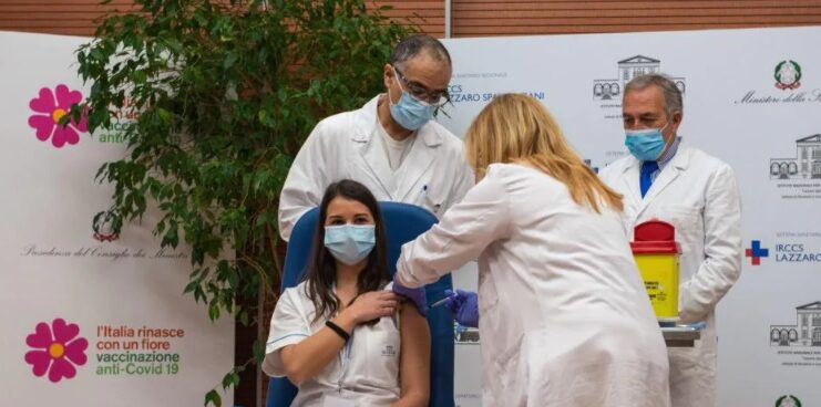 Claudia, infermiera e prima vaccinata in Italia