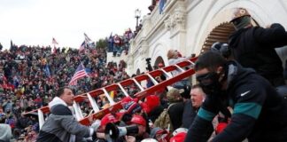 Trump incita la massa. Attacco dei facinorosi trumpiani al Campidoglio Attacco a Capitol Hill