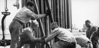 L’Italia e il petrolio in Libia: fu cercato? Fu trovato? Operai Eni in Libia 1960