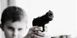 Texas, bambino di 3 anni spara al fratellino di 8 mesi bambino spara