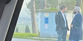 Renzi parlare e l’agente segreto in un autogrill Renzi-Mancini