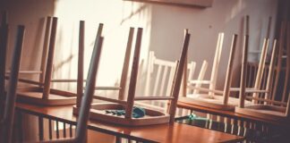 Il viaggio finisce qui (da “Casa sul mare” di E. Montale) scuola chiusa