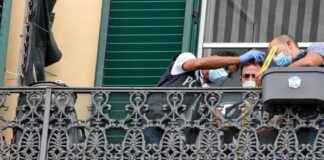 “Mi sono sporto, ho lasciato cadere Samuele e poi ho mangiato una pizza” Omicidio Samuele Napoli
