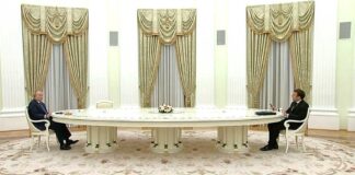 Il tavolo della trattativa Putin tavolo Macron