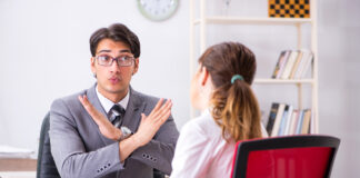 La frase subdola: “E’ contro il mio/nostro interesse ma…” uomo e donna discutono in ufficio