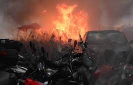 Napoli a ferro e fuoco dagli ultras dell’Eintracht Francoforte Napoli a ferro e fuoco dagli ultras dell'Eintracht Francoforte