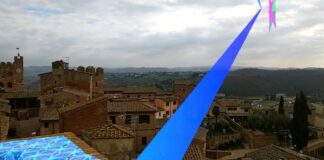 “Star and Stones” a Certaldo: Vincenzo Marsiglia illumina il borgo medievale con la sua visione contemporanea Vincenzo Marsiglia_Certaldo Palazzo Priore e Torre Casa Brancaccio_1_ (1)